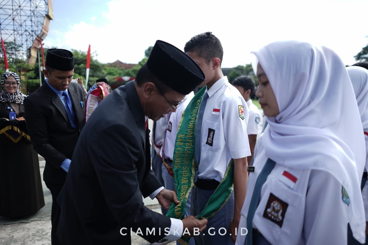 BUPATI CIAMIS MENGUKUHKAN FORUM PELAJAR SADAR HUKUM DAN HAM, SERTA PENOBATAN DUTA HUKUM DAN HAM PELAJAR KABUPATEN CIAMIS DALAM RANGKAIAN UPACARA PERINGATAN HARI PENDIDIKAN NASIONAL TINGKAT KABUPATEN CIAMIS