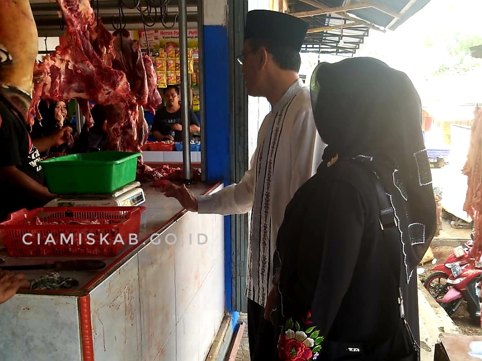 BUPATI BESERTA ISTRI SURVEI HARGA SEMBAKO DI PASAR BUNISEURI DAN KAWALI