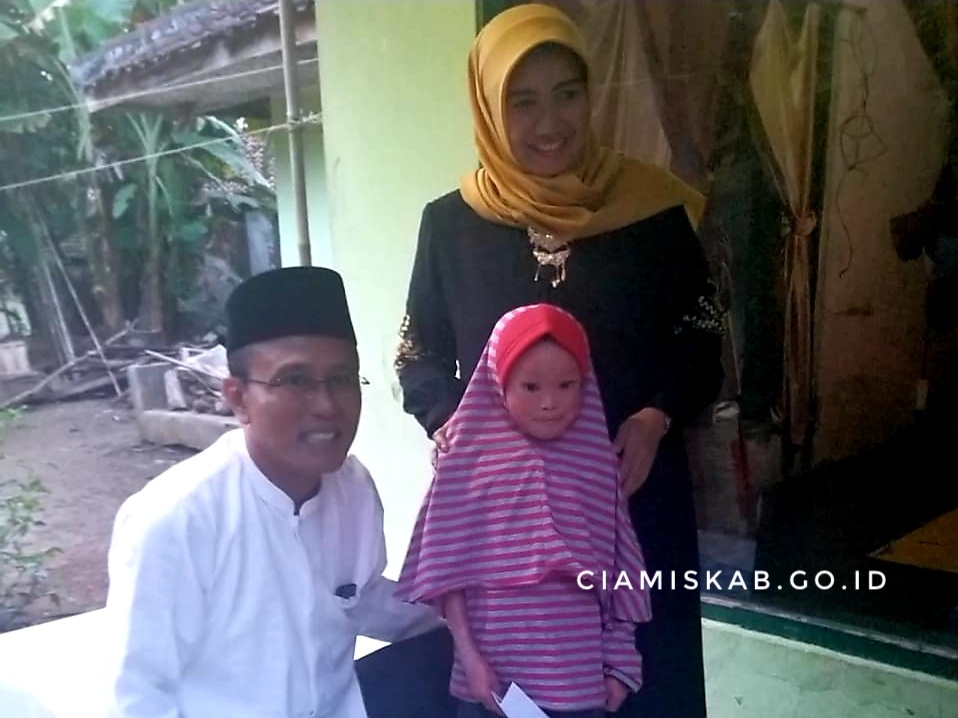 BUPATI BESERTA ISTRI TENGOK PERKEMBANGAN BOCAH AYU