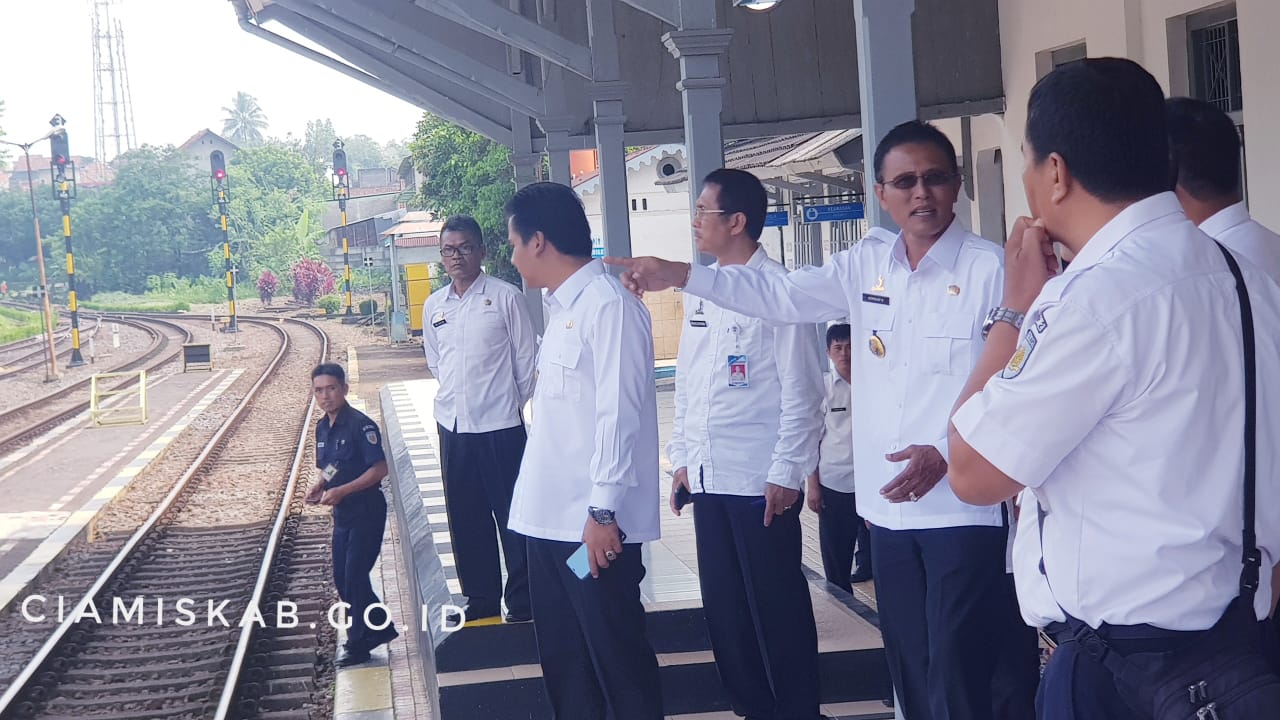 Bupati Beserta Rombongan PT. KAI Meninjau Kondisi Stasiun Ciamis