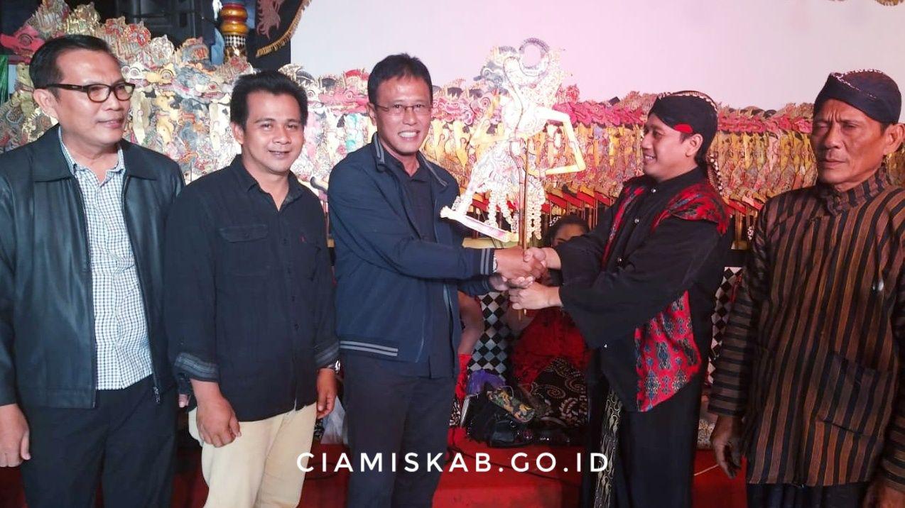 Bupati Buka Pagelaran Wayang Kulit di Desa Baregbeg Kecamatan Lakbok