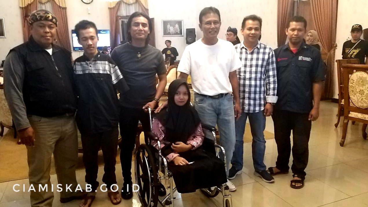 Bupati Terima Lukisan Hasil Karya Penyandang Disabilitas
