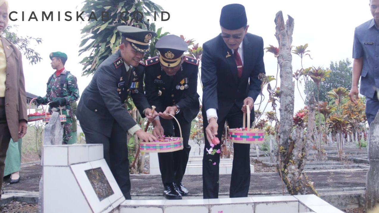 Tabur Bunga Bupati Ciamis untuk Pahlawan