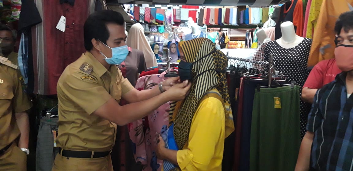 Sosialisasikan AKB di Pasar Tradisional, Wabup Ciamis Bagikan Masker