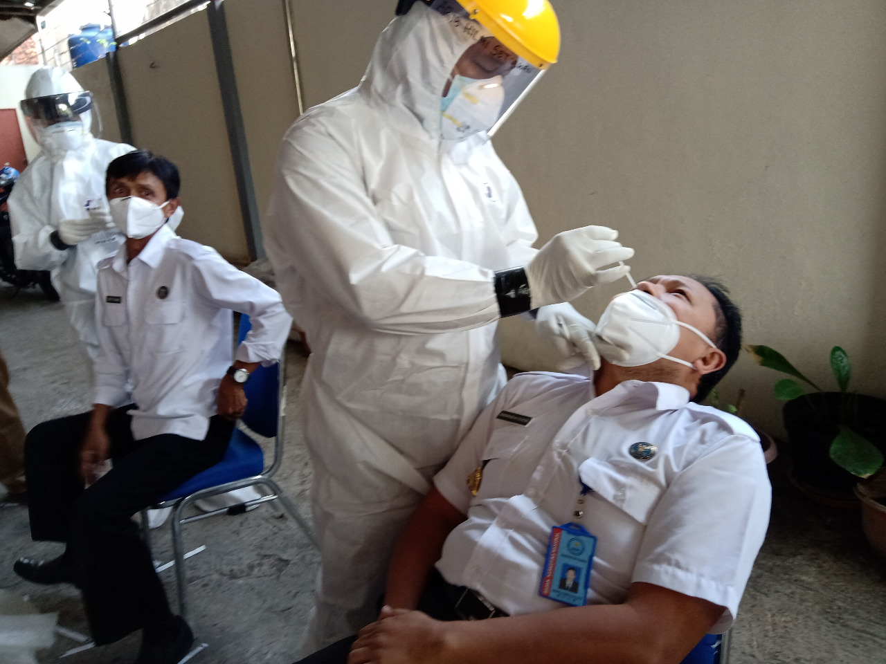 Cegah Penyebaran Covid-19, Pegawai BNNK Ciamis Ikuti Test Swab