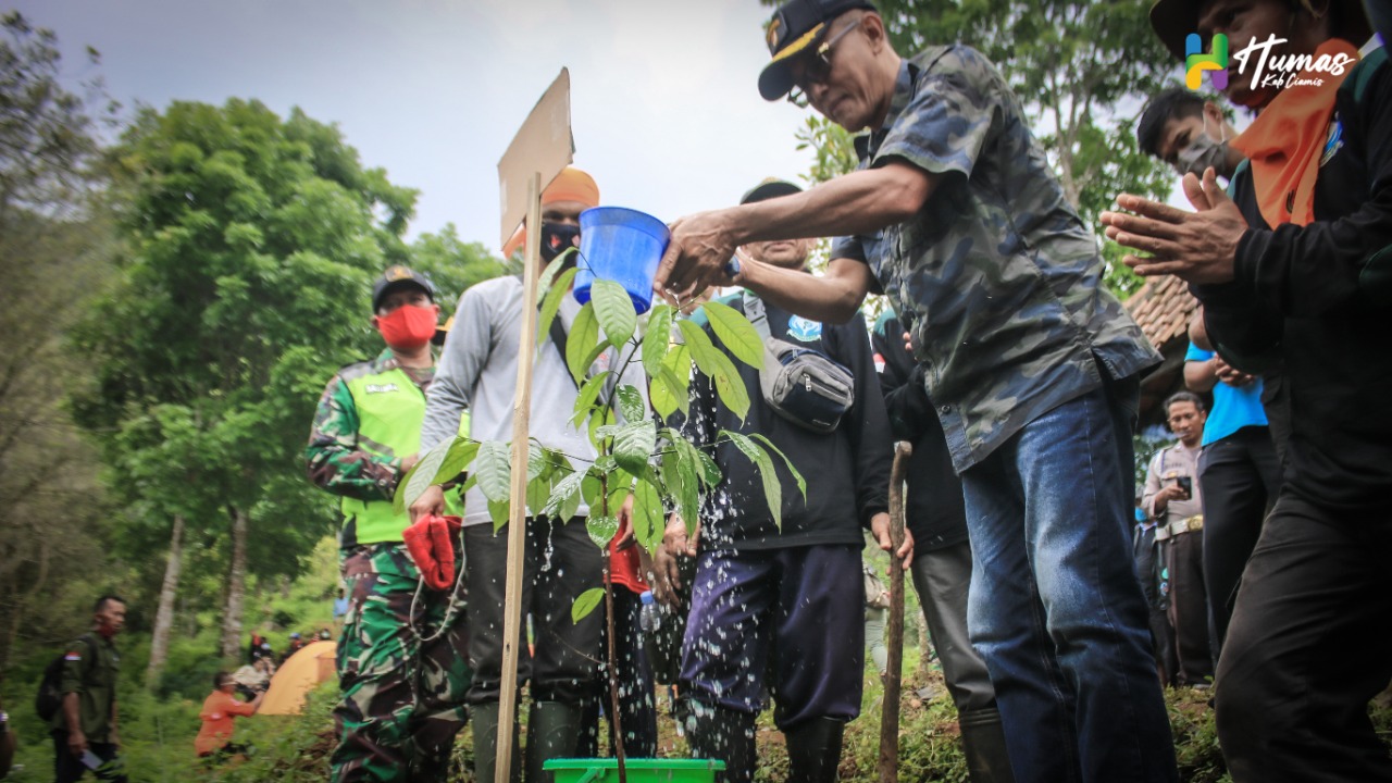 Hadiri Penanaman Pohon di Desa Cikupa, Bupati Ciamis Ajak Masyarakat Lestarikan Lingkungan