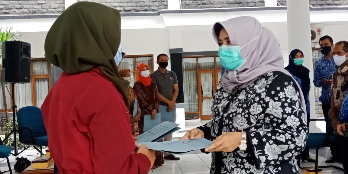 Peduli Penderita Kanker, Hj. Kania Ernawati Herdiat Berikan Bantuan