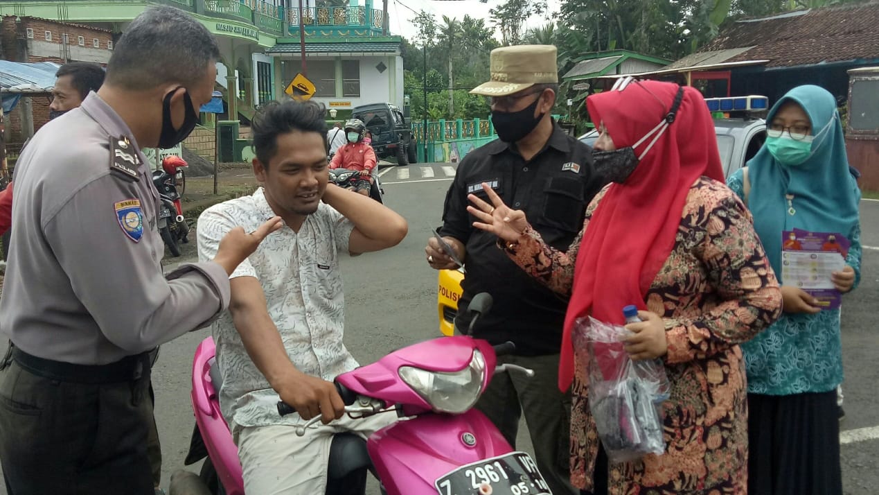 Tegakan Pelaksanaan PPKM, Camat Cikoneng turun langsung pantau Operasi Yustisi