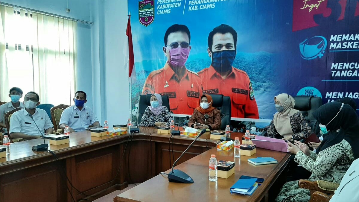 Hj. Kania Ernawati Herdiat Ikuti Halal Bi Halal dengan TP-PKK Provinsi Jawa Barat Secara Virtual