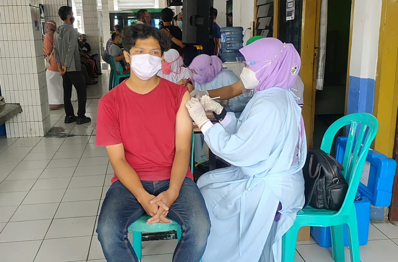 Hindari Kerumunan, Lokasi Vaksinasi Masal Bagi Pedagang Pasar Manis Gunakan Terminal Ciamis
