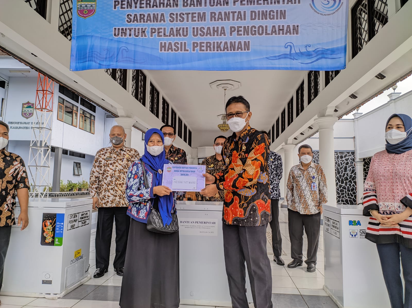 Bupati Ciamis Serahkan Bantuan Chest Freezer pada 3 Poklahsar