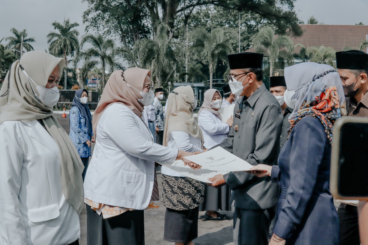 Peringati Hari KORPRI, Guru dan Kesehatan, Bupati Ciamis Serahkan berbagai Penghargaan