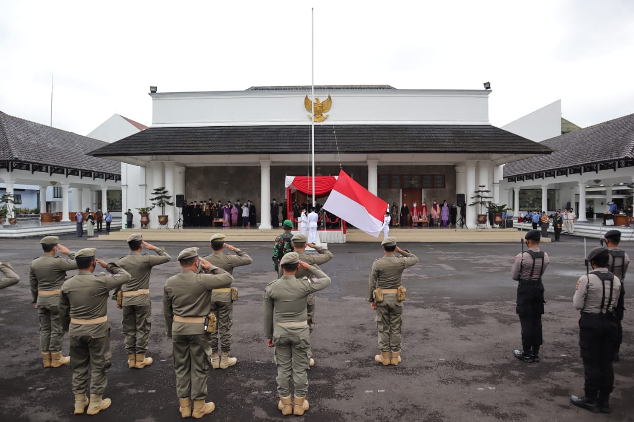 Peringati Hari Pahlawan, Bupati Ciamis Berikan Santunan Kepada Janda Perintis Kemerdekaan dan Lakukan Ziarah Tabur Bunga Di Taman Pahlawan Imbanagara