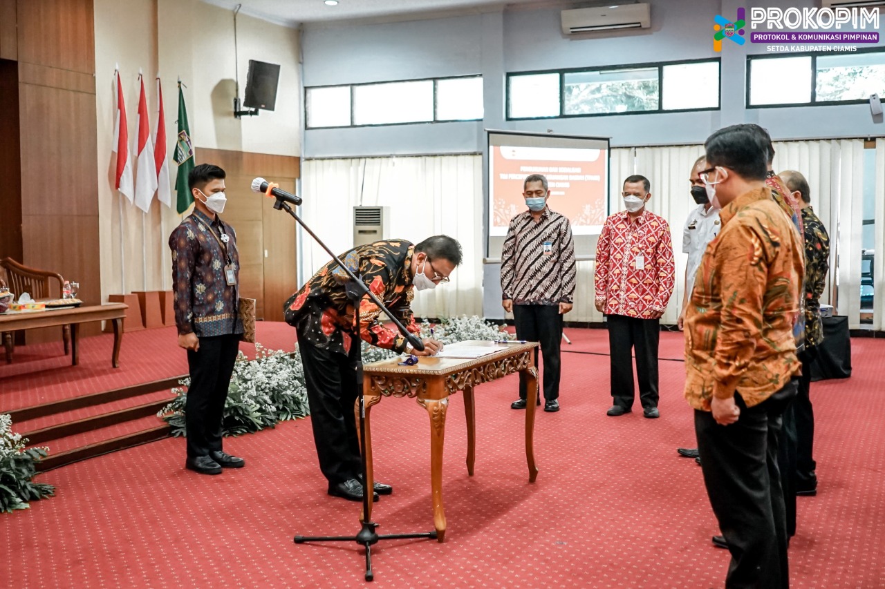 Tingkatkan Akses Keuangan Daerah, Bupati Herdiat Kukuhkan Tim TPAKD Kabupaten Ciamis