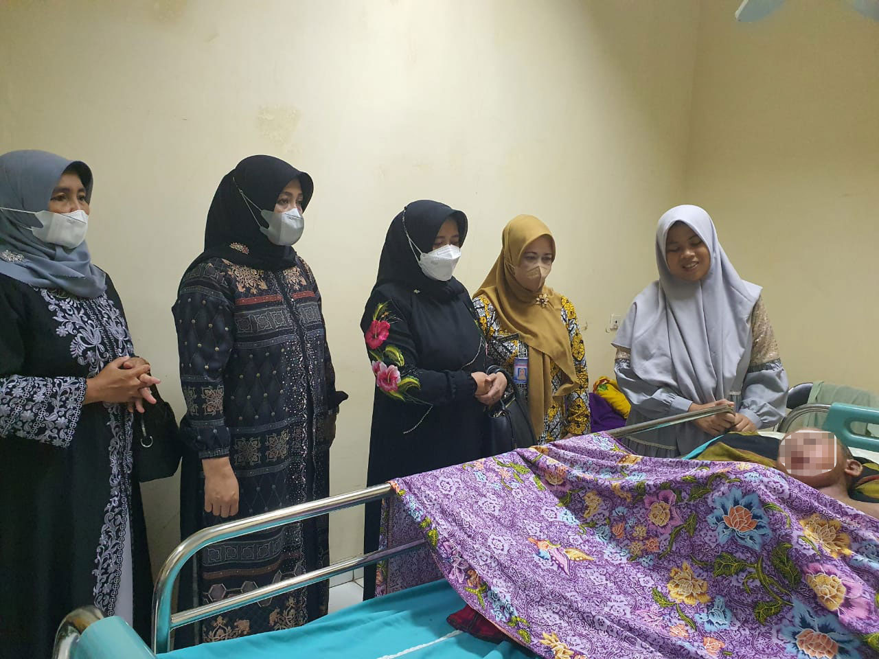 Jenguk Anak Yang Kulitnya Melepuh, Hj. Kania Ernawati Herdiat Beri Dukungan Semangat