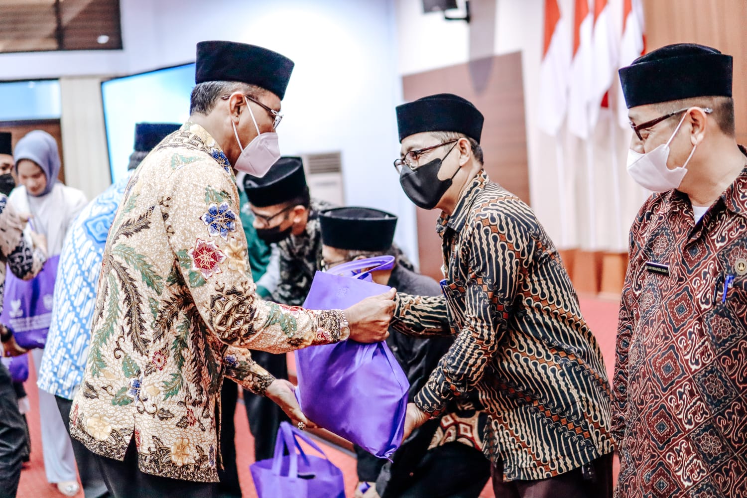 Buka Musda MUI Ke-9, Bupati Ciamis Herdiat Serahkan 11 Ribu Sembako Untuk Masyarkat Tidak Mampu