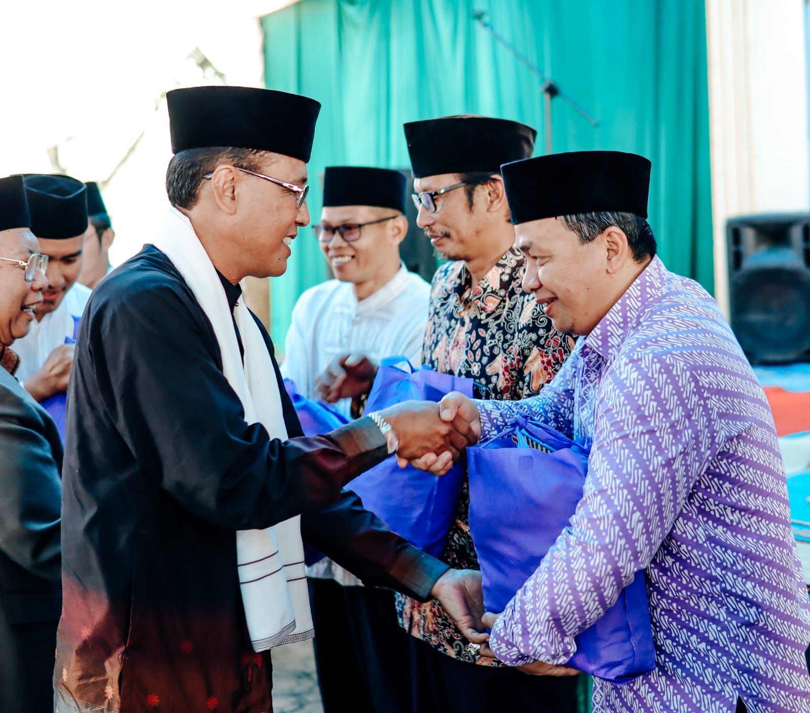 Saat Gebyar Maulid Nabi Muhammad SAW di Eks Kewadanaan Panumbangan Bupati Herdiat Berikan Sembako dan Bantuan Bencana Kepada Masyarakat