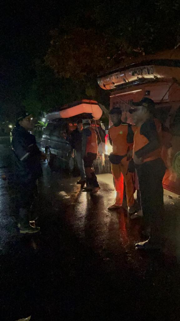 Banjaranyar, Pamarican dan Cidolog Kebanjiran Tengah malam, Bupati Herdiat Tak pedulikan Derasnya Hujan Malam dan Jarak, Langsung Hadir Ditengah-Tengah Masyarakat Terdampak.