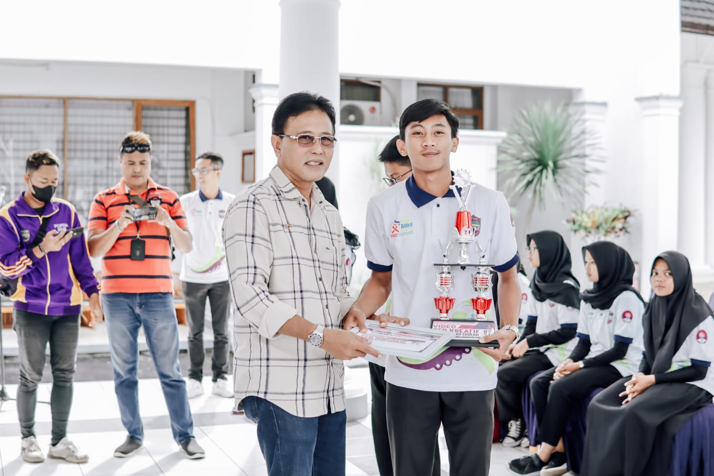 Bupati Ciamis Serahkan Hadiah Kepada Pemenang Lomba Video Duta KPA, Bupati Herdiat : Urusan Akhlak Adalah Tanggung Jawab Bersama
