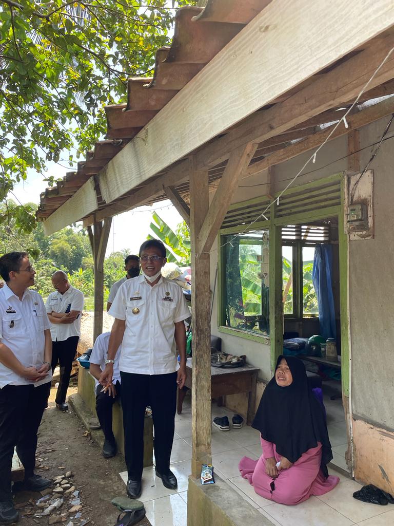 Bupati Herdiat Blusukan 3 Rumah Hampir Roboh di Rancapetir Mendapat Bantuan Rutilahu