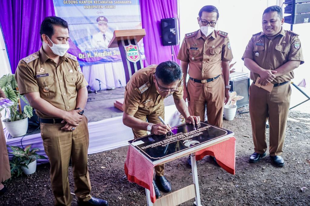 Resmikan Kantor Kecamatan Sadananya, Bupati Ciamis Tekankan Peningkatan Pelayanan Pada Masyarakat