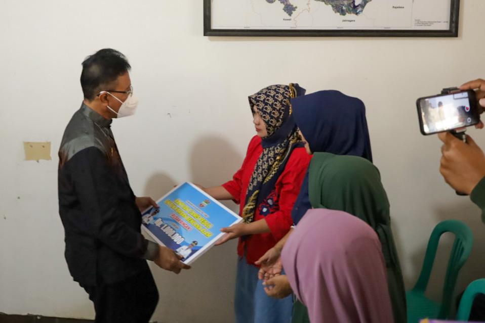 Bupati Herdiat Salurkan Bantuan Pada 94 Rumah Rusak Pasca Terjangan Cuaca Ekstrem Di Panawangan.