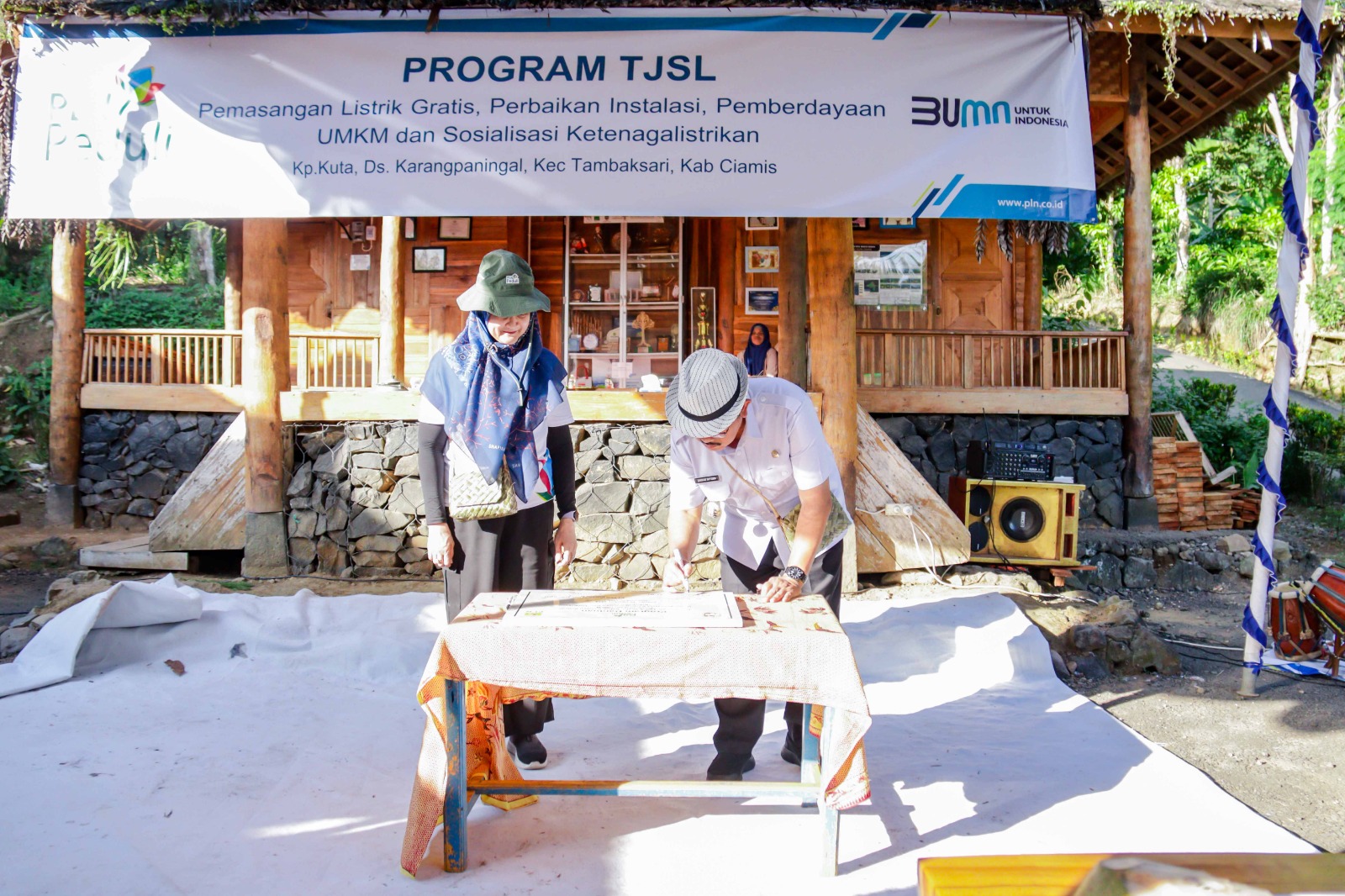 Pemkab Ciamis Kerja Sama dengan PT PLN Bantu Masyarakat Kampung Adat Kuta Melalui Program TJSL