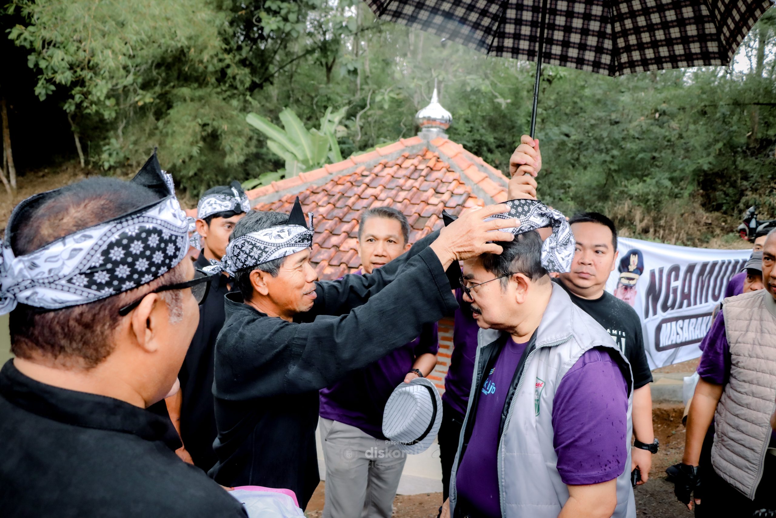 Saba Desa, Pj Bupati Ciamis Tebar 40.000 Benih Ikan di Situ Golempang Cisaga