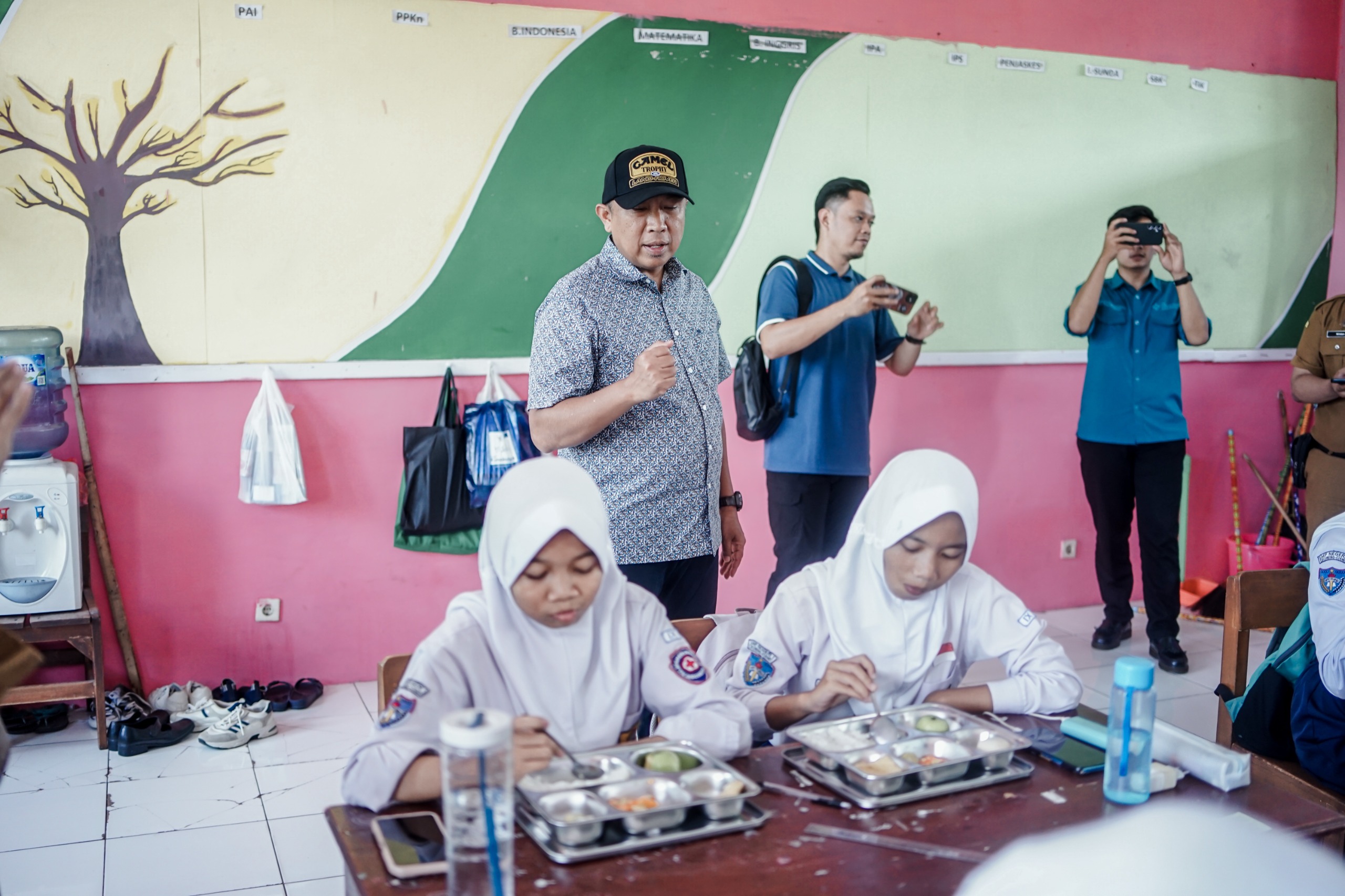 Siswa Siswi SMPN 1 Cikoneng Sambut Program MBG dengan Antusias, Sekda Pastikan Penyaluran Semakin Tertib