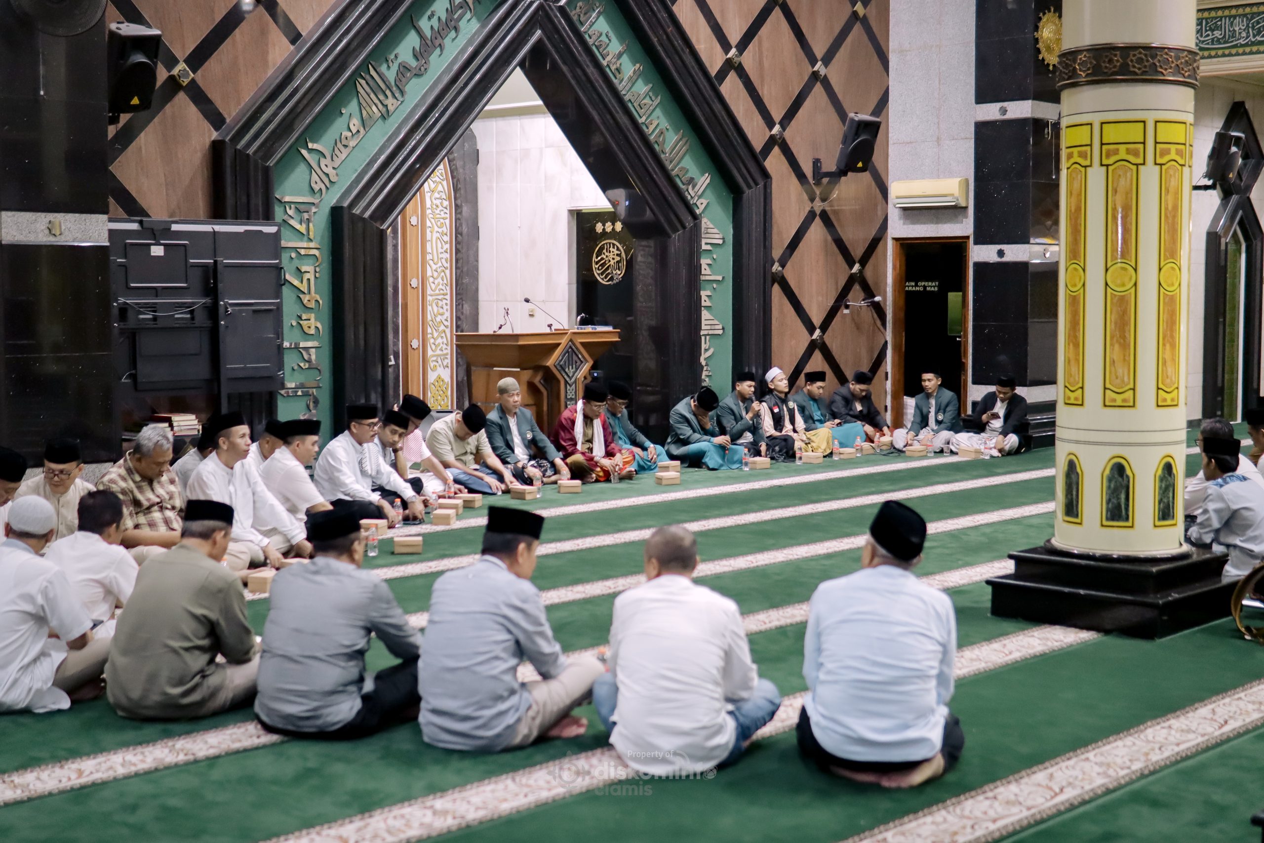 Bersama Warga, Bupati Herdiat Gemakan Takbir di Malam Idul Adha 1446 H