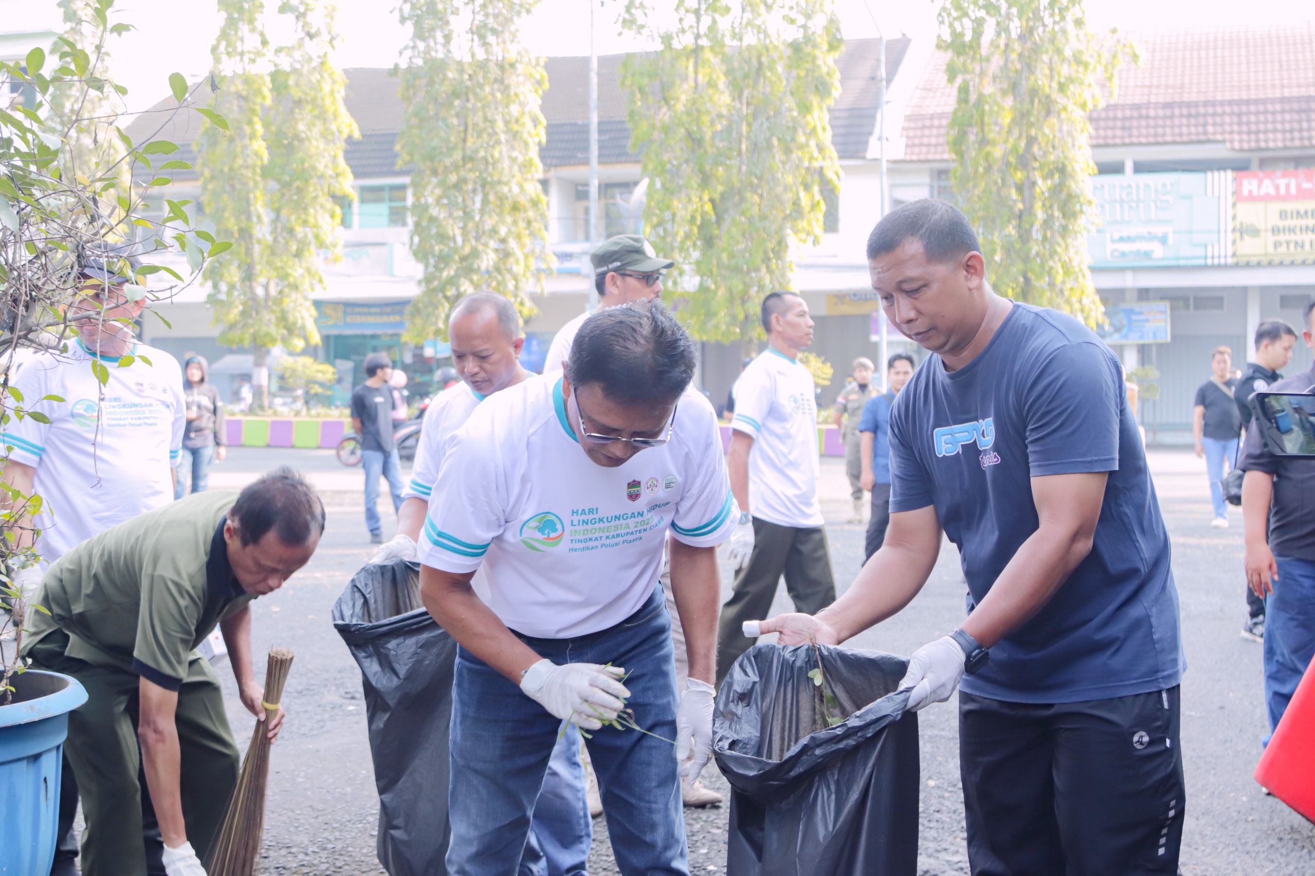 Peringati Hari Lingkungan Hidup Sedunia Bupati Ciamis Antusias Ikuti Aksi Bersih Sampah