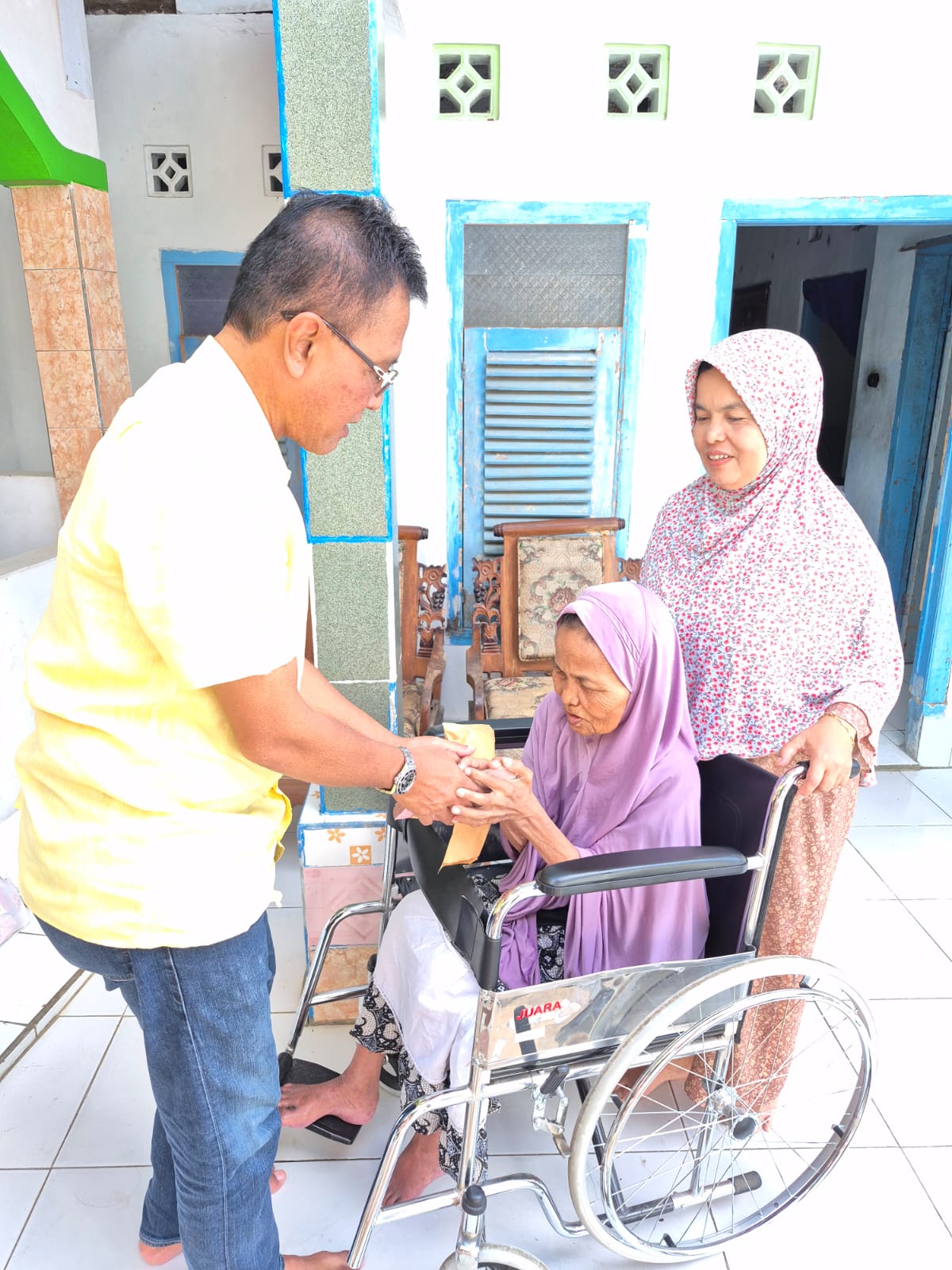 Bupati Ciamis Serahkan 2 Bantuan Rutilahu kepada Warga Tidak Mampu di Lingkungan Bolenglang