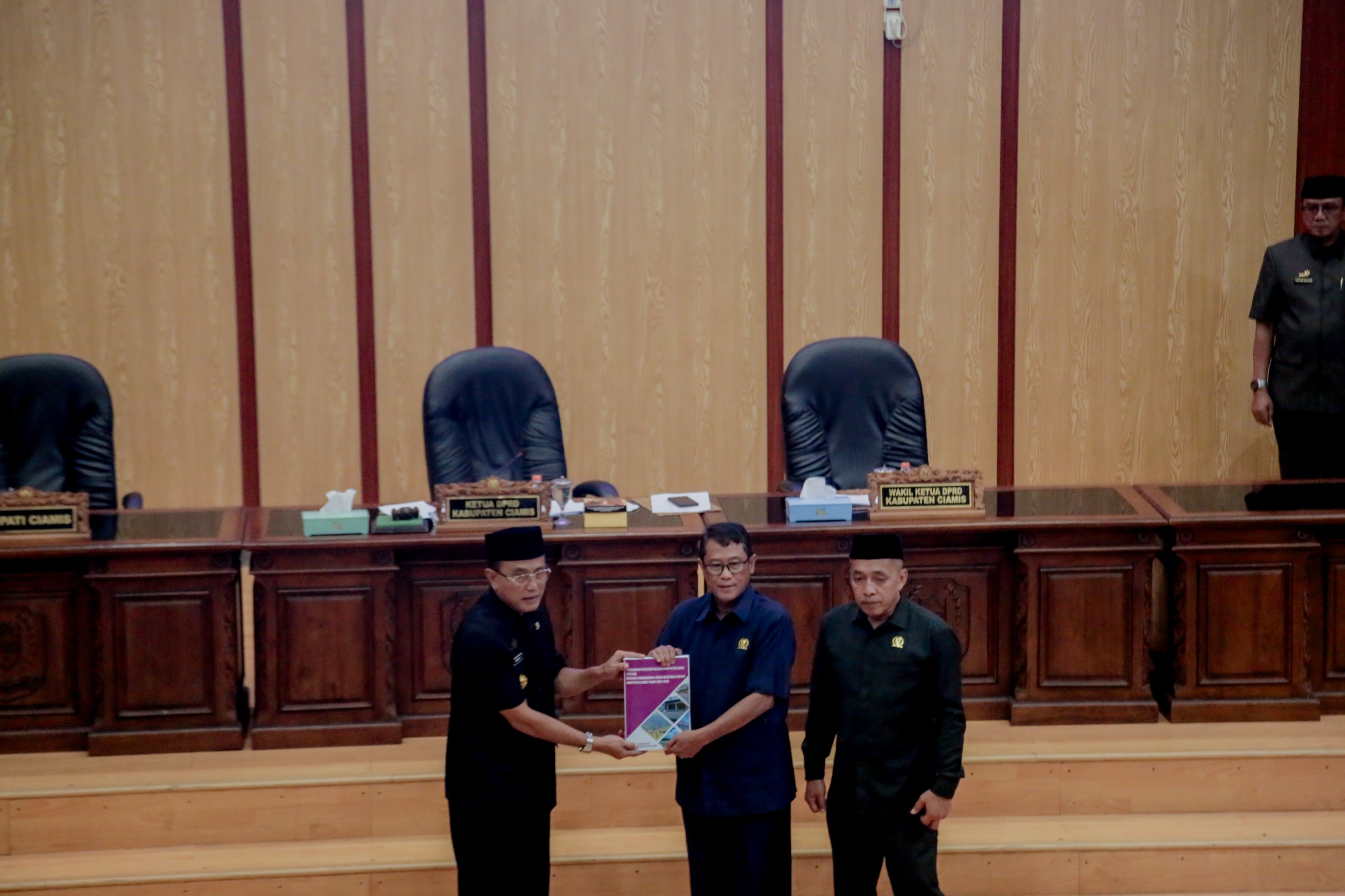 Rapat Paripurna DPRD Kabupaten Ciamis: Fraksi-Fraksi Sampaikan Pandangan Umum atas Raperda RPJMD 2025–2029 dan Pertanggungjawaban APBD 2024