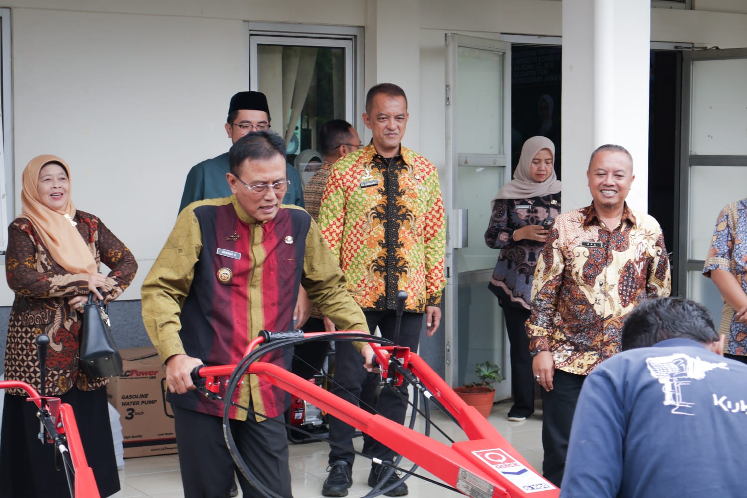 Bupati Ciamis Hadiri Serah Terima Bantuan Alsintan, Tegaskan Komitmen Menuju Swasembada Pangan